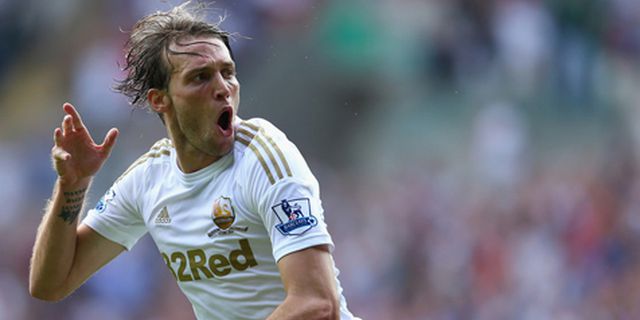 Michu Berupaya Sejajarkan Swansea Dengan Barca