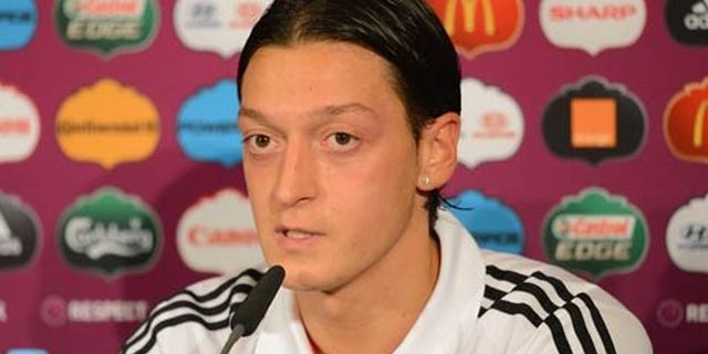 Ozil Bantah Rumor Kehidupan Pribadinya Ozil Bantah Rumor Kehidupan Pribadinya