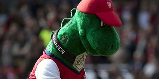 Gunnersaurus Abaikan Jabat Tangan John Terry Gunnersaurus Abaikan Jabat Tangan John Terry