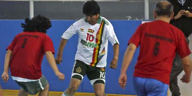 Evo Morales, Presiden Yang Gila Bola Evo Morales, Presiden Yang Gila Bola