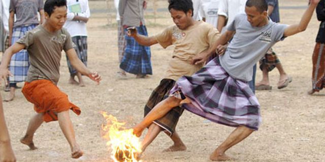 Media Inggris Ulas Sepak Bola Api Asli Indonesia Media Inggris Ulas Sepak Bola Api Asli Indonesia