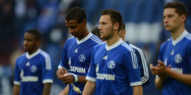 Fans Schalke Dilarang Bawa Bendera di Derby Ruhr Fans Schalke Dilarang Bawa Bendera di Derby Ruhr