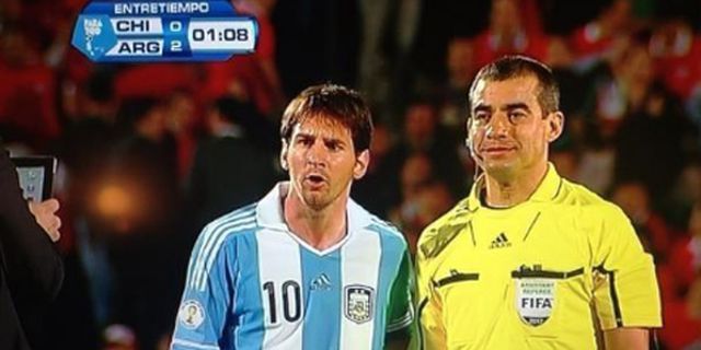 Hakim Garis Paraguay Jelaskan Aksi Narsisnya Bersama Messi Hakim Garis Paraguay Jelaskan Aksi Narsisnya Bersama Messi