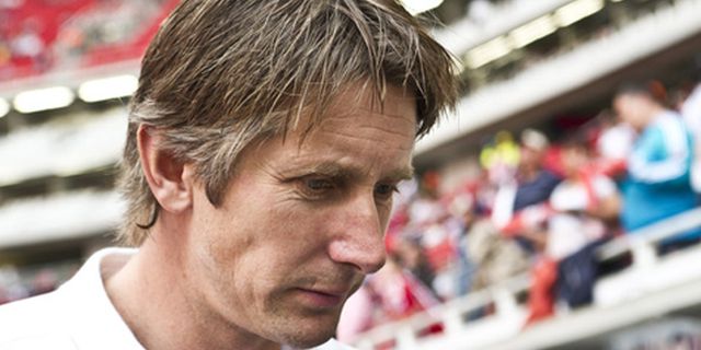 Van der Sar Rindu Berada di Bawah Mistar United