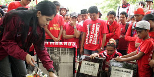 Pemain PSM dan Suporter Mengunjungi Makam Ramang