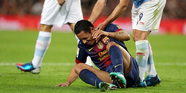 Kembali Cedera, Adriano Absen Bela Barca Selama 3 Pekan