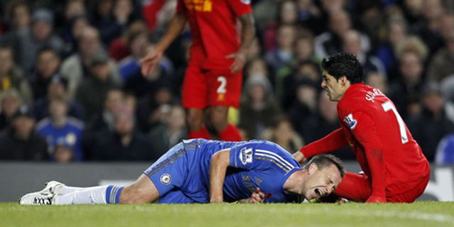 Suarez Tunjukkan Simpati Pada Terry