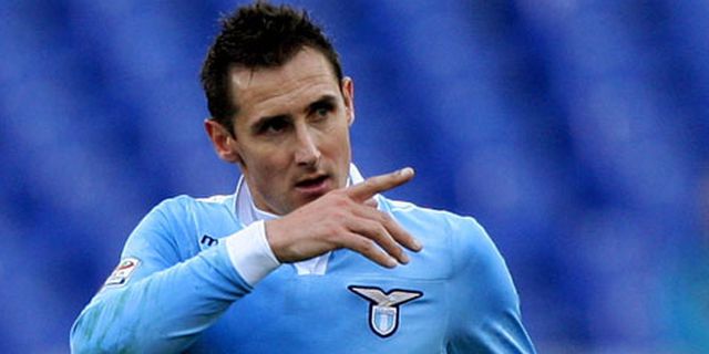 Klose Cedera, Absen Sepekan