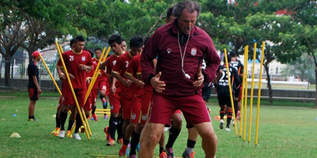 Petar Segrt Masih Kecewa Kondisi Lapangan Karebosi