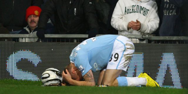 Bellamy Juga Pernah Dilempar Koin di Manchester Derby