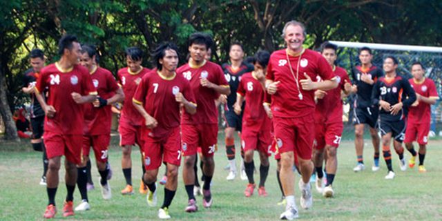 Petar Segrt Bawa 18 Pemain ke Ternate