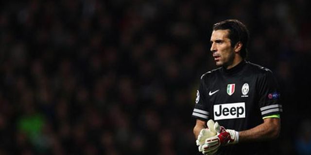 Buffon Perpanjang Kontrak Sebelum Natal