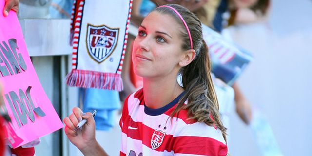 Foto: Liburan Seksi ala Alex Morgan