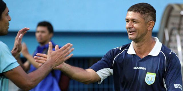 Gomes Syukuri Trofi Perdananya di Indonesia Gomes Syukuri Trofi Perdananya di Indonesia