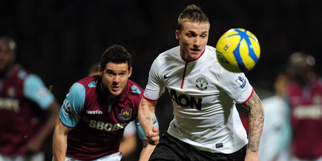 MU Berniat Pinjamkan Alexander Buttner