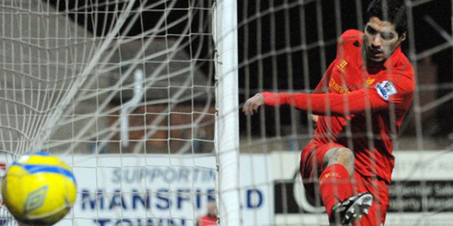 Fowler: Tak Ada Yang Salah Dengan Aksi Suarez