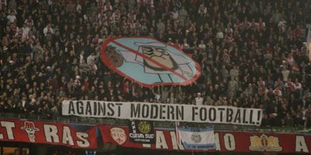 Protes Suporter Ajax Berbuah Denda UEFA