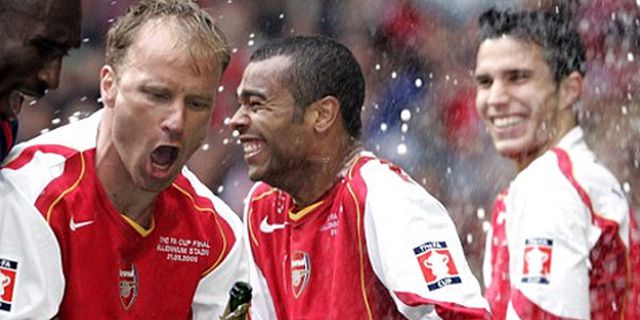 Cari Bek Kiri, Arsenal Juga Inginkan Bergkamp Cari Bek Kiri, Arsenal Juga Inginkan Bergkamp