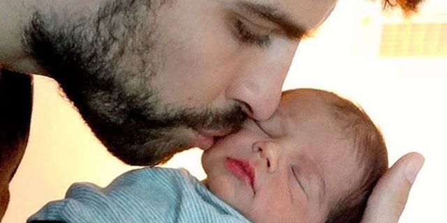 Pique dan Shakira Pajang Foto Pertama Sang Buah Hati