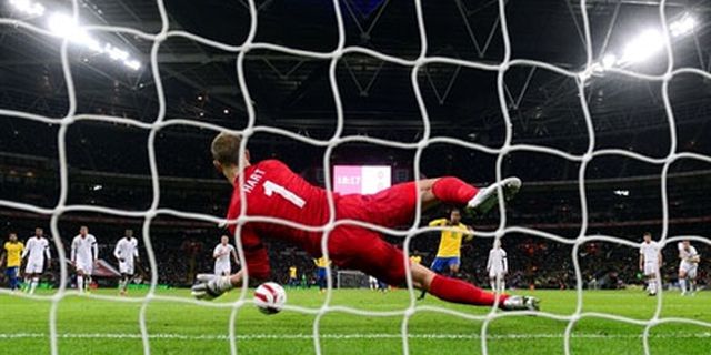 Ronaldinho: Hart Buat Saya Gagal Mengeksekusi Penalti Ronaldinho: Hart Buat Saya Gagal Mengeksekusi Penalti