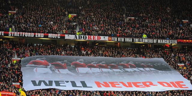 Fans MU Bentangkan Banner Mengenang Tragedi Munich