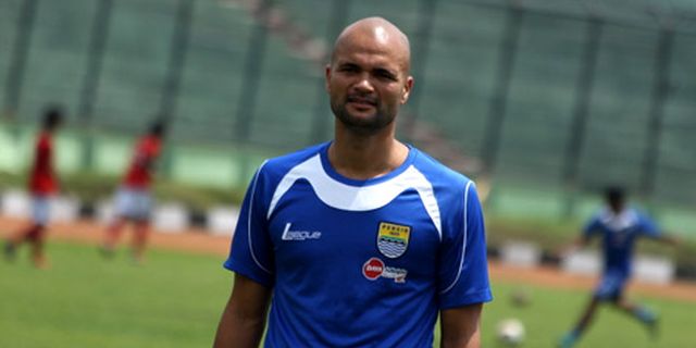Sergio van Dijk Keluhkan Lapangan Sergio van Dijk Keluhkan Lapangan