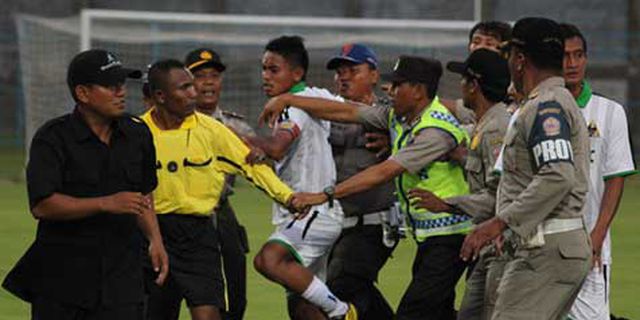 Laga Perseba vs Persekam Berakhir Ricuh