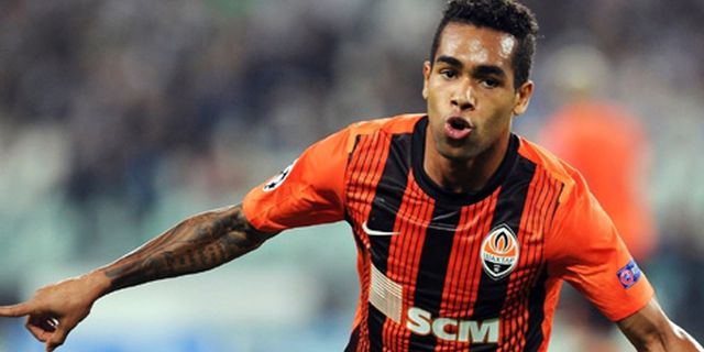 Juventus Memata-Matai Alex Teixeira