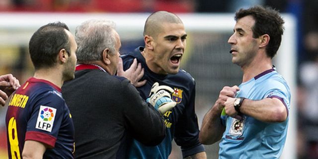 El Clasico Diwarnai Insiden Kartu Merah Victor Valdes