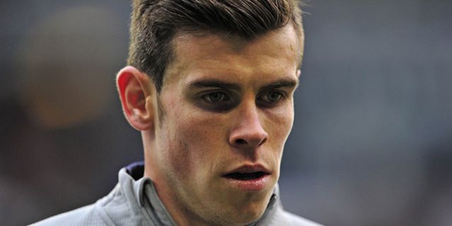 Bale Mendapat 'Kado' Pisang Dari Suporter The Gunners