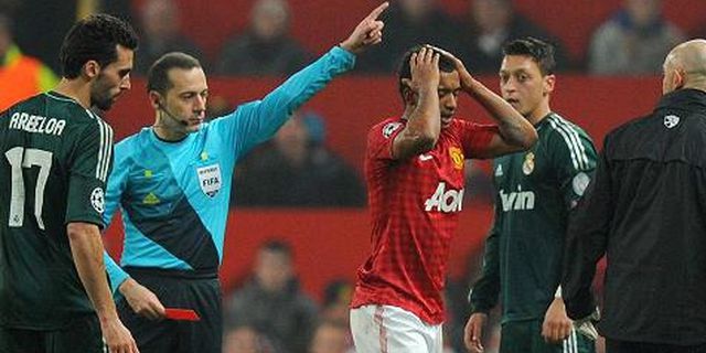 Cuneyt Cakir Ternyata 'Pengikut' Real Madrid Cuneyt Cakir Ternyata 'Pengikut' Real Madrid