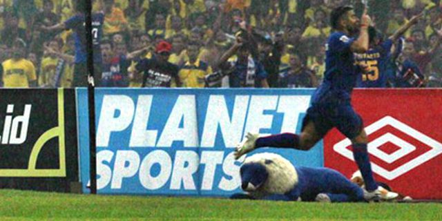 Review ISL: Gol ke-200 El Loco Bawa Arema ke Puncak