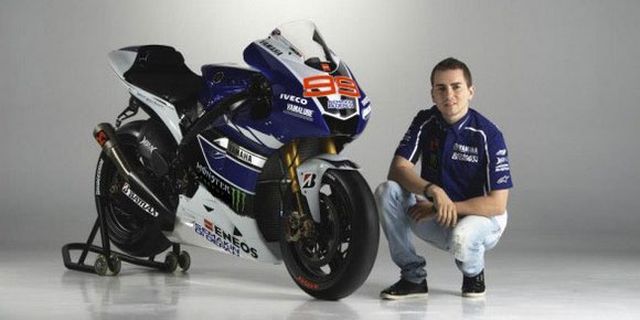 Foto-Foto Rossi dan Lorenzo Bersama Motor Yamaha Terbaru Foto-Foto Rossi dan Lorenzo Bersama Motor Yamaha Terbaru
