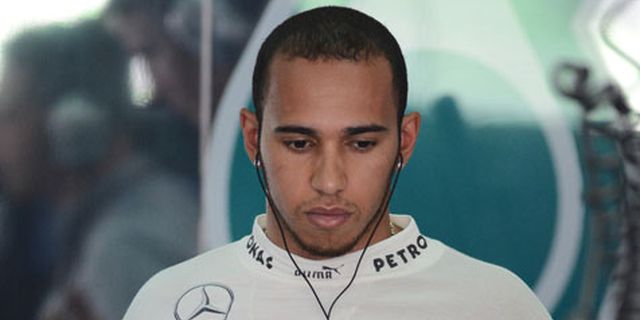 Hamilton Serang Balik Penasehat Red Bull Racing