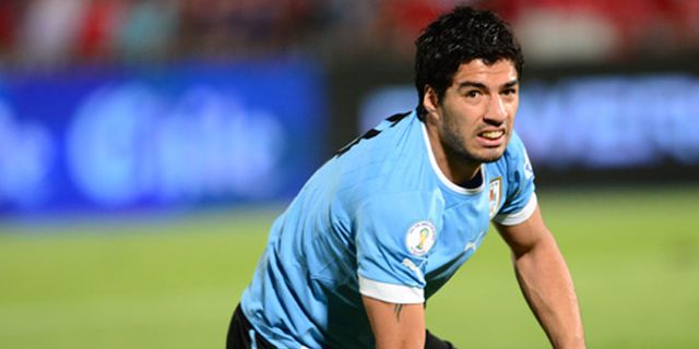 Pukul Pemain Chili, Suarez Terancam Sanksi