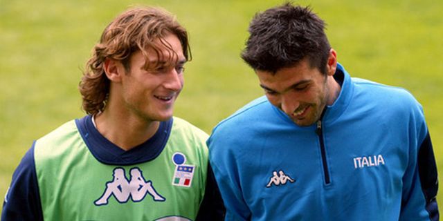 Buffon Tulis Surat Untuk 20 Tahun Karier Totti di Serie A Buffon Tulis Surat Untuk 20 Tahun Karier Totti di Serie A