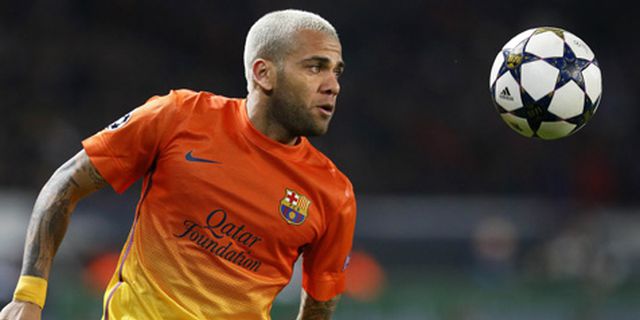 Dani Alves Siap Jadi Bek Tengah Barca