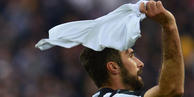 Copot Celana, Vucinic Ditampar Conte