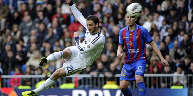 Golazo: Persembahan Higuain Untuk Publik Bernabeu