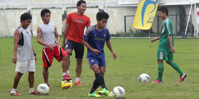 12 Pemain Persebaya Berlatih Sendiri