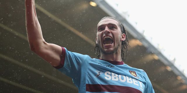 Carroll Tertarik Bertahan di West Ham