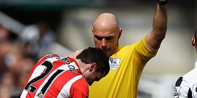 Howard Webb Dihukum Turun Kasta ke League One