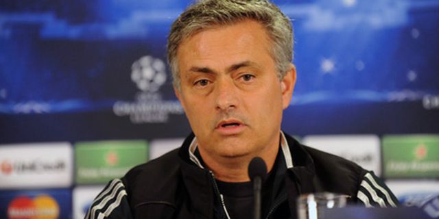 Figo Berharap Mourinho Bertahan di Madrid