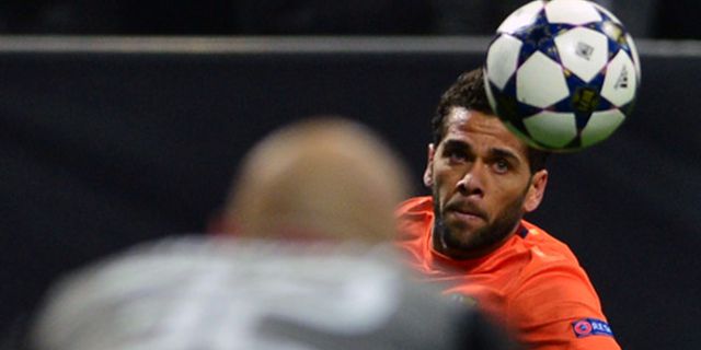 Dani Alves: Villa dan Alexis Sanchez Tak Perlu Dijual