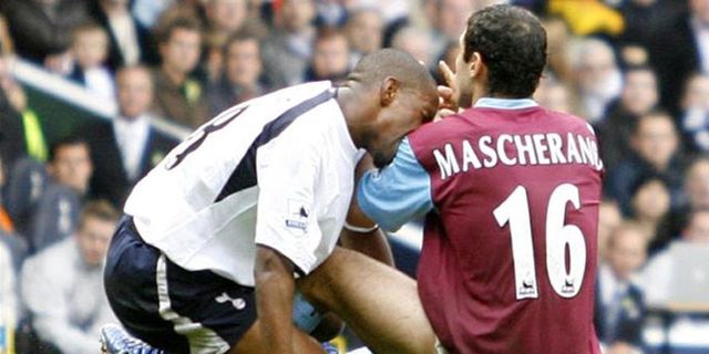 Sebelum Suarez, Gigitan Defoe Pernah Warnai EPL Sebelum Suarez, Gigitan Defoe Pernah Warnai EPL