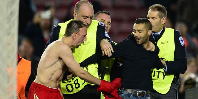 Video: Nekat Masuk Lapangan, Suporter Dapat Jersey Ribery