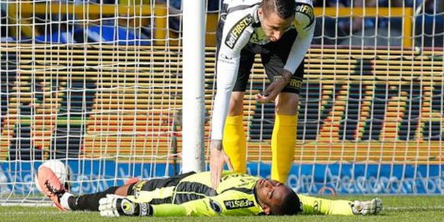 Video: Tampil Heroik, Kiper Ini KO Hantam Tiang Gawang