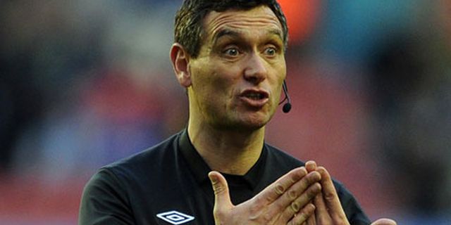 Terpilih Sebagai Wasit Final Piala FA, Marriner Menangis