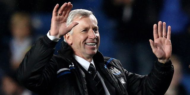 Pardew Bantah Bakal Perlapang Jalan Arsenal