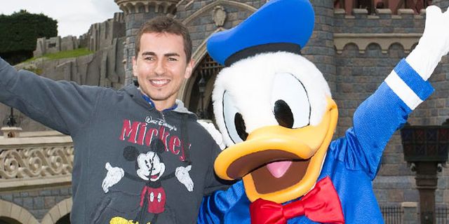 Foto-Foto Aksi Para Pebalap MotoGP di Disneyland Paris Foto-Foto Aksi Para Pebalap MotoGP di Disneyland Paris